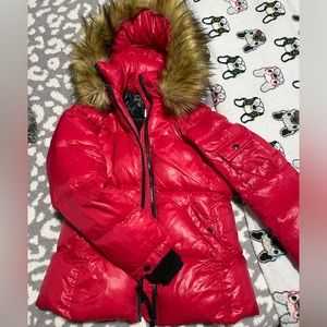 Red puffer jacket. Fur hoodie that can be detached. Glove sleeve.